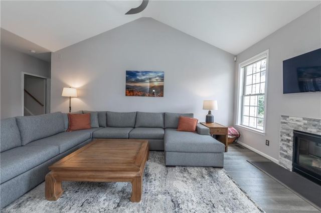 13152 Fox Chase CT, Carrollton, VA 23314