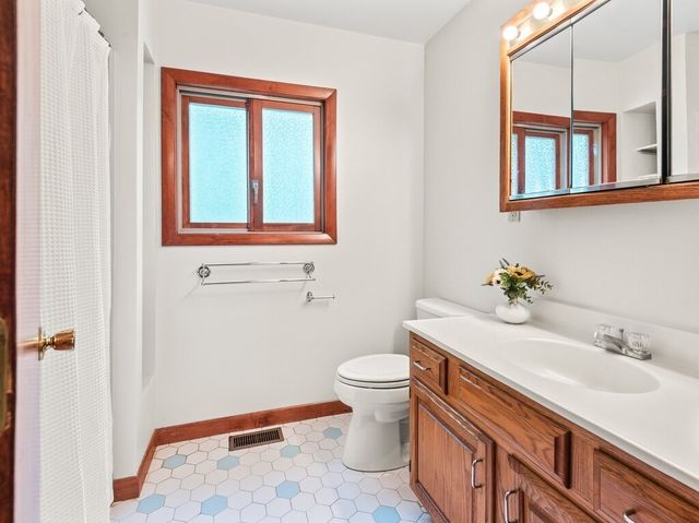 174 Cedar St, Sturbridge, MA 01566