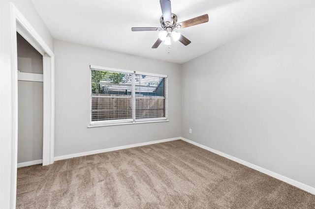 1033 S Booth Lane, Alvin, TX 77511