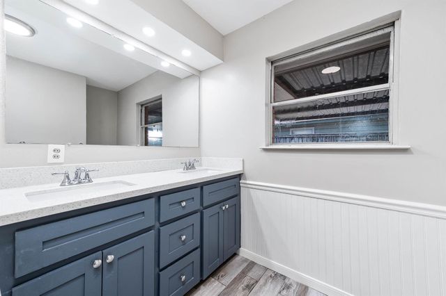 1033 S Booth Lane, Alvin, TX 77511