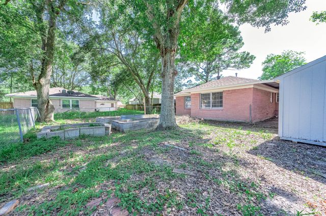 1033 S Booth Lane, Alvin, TX 77511