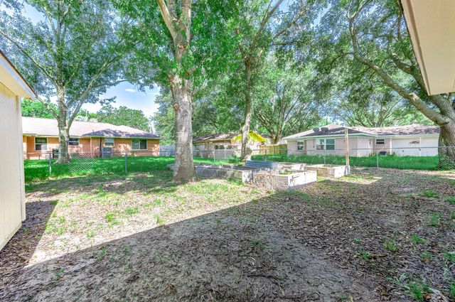 1033 S Booth Lane, Alvin, TX 77511