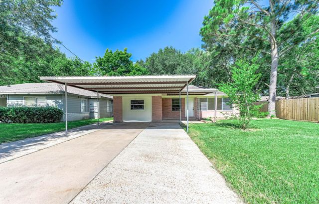 1033 S Booth Lane, Alvin, TX 77511