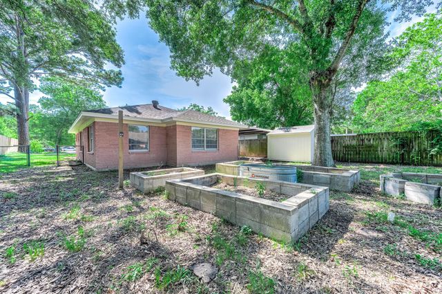 1033 S Booth Lane, Alvin, TX 77511
