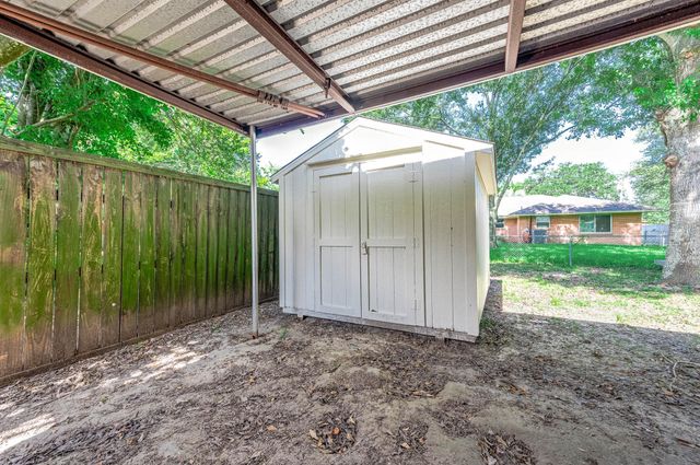 1033 S Booth Lane, Alvin, TX 77511