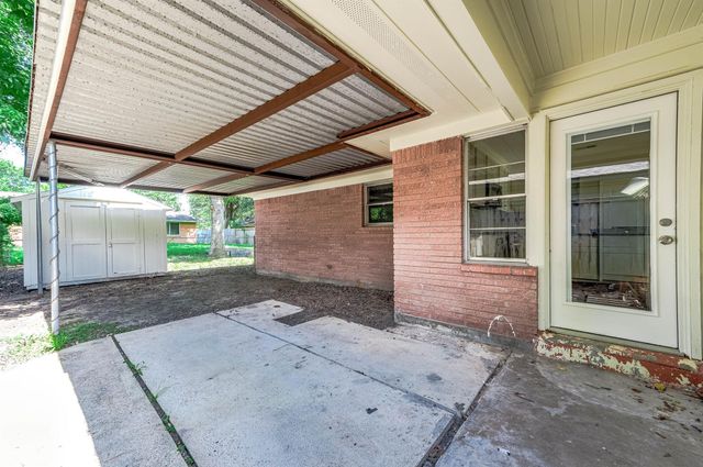 1033 S Booth Lane, Alvin, TX 77511