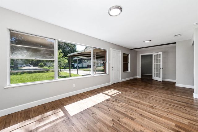 1033 S Booth Lane, Alvin, TX 77511