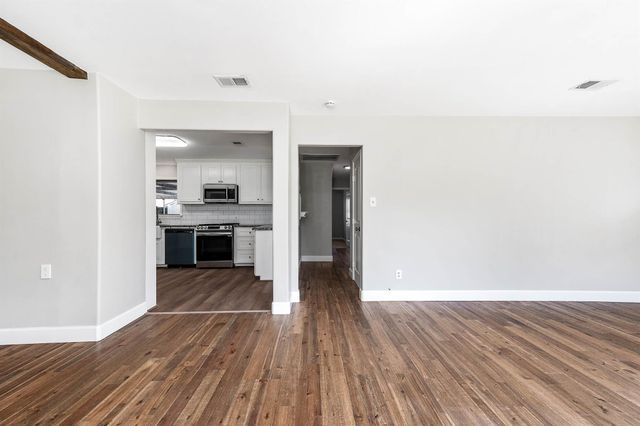 1033 S Booth Lane, Alvin, TX 77511