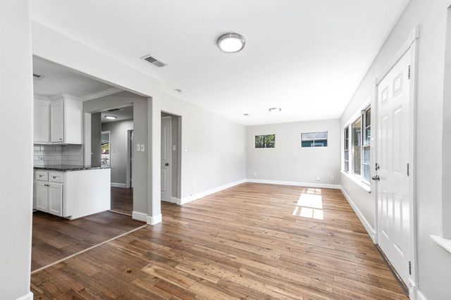 1033 S Booth Lane, Alvin, TX 77511