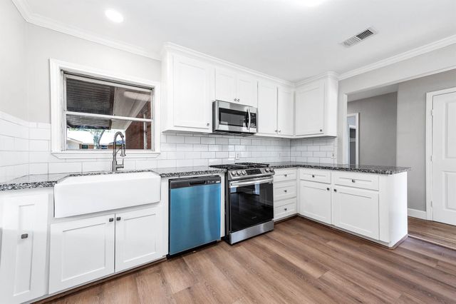 1033 S Booth Lane, Alvin, TX 77511