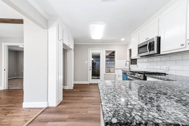 1033 S Booth Lane, Alvin, TX 77511