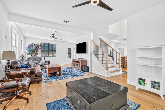 616 GREEN OAK DR, Pipe Creek, TX 78063