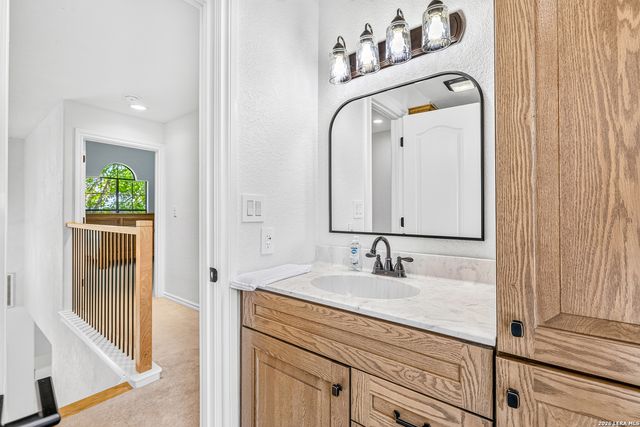 616 GREEN OAK DR, Pipe Creek, TX 78063