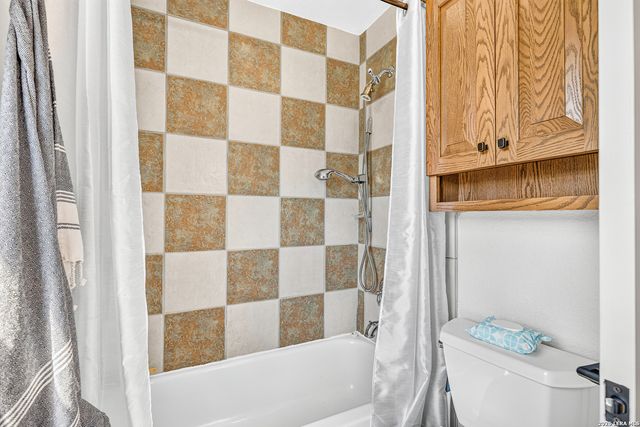 616 GREEN OAK DR, Pipe Creek, TX 78063