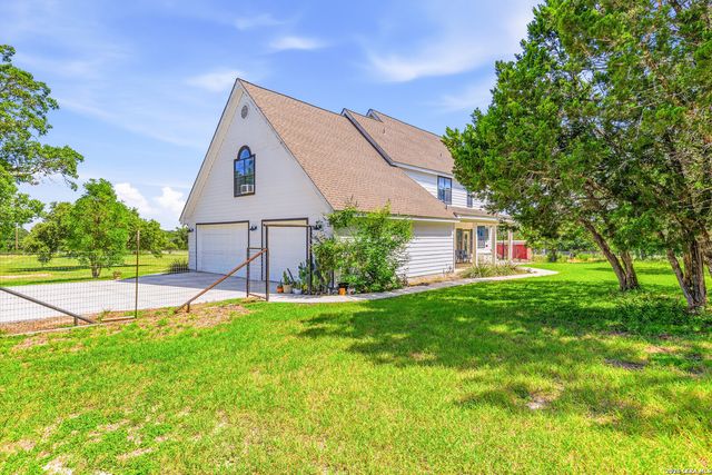 616 GREEN OAK DR, Pipe Creek, TX 78063