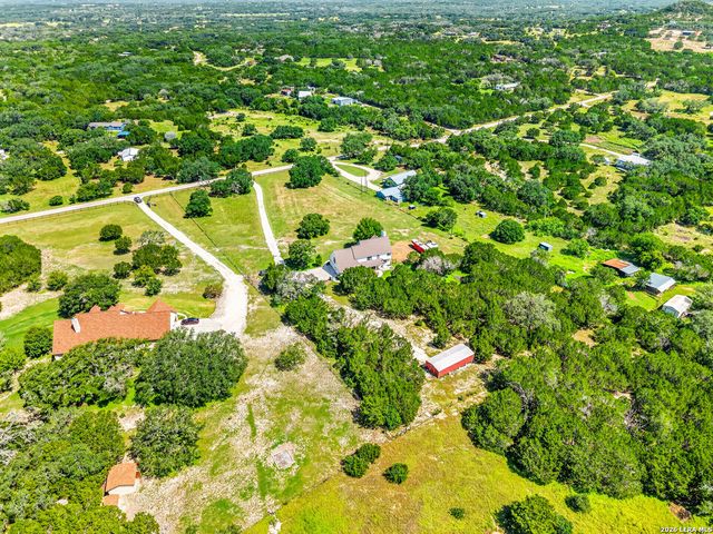 616 GREEN OAK DR, Pipe Creek, TX 78063