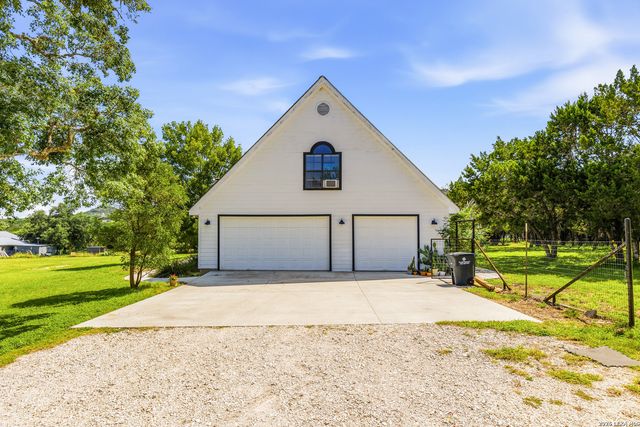 616 GREEN OAK DR, Pipe Creek, TX 78063