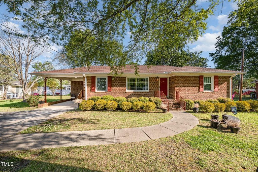 1108 Friendly Road, Dunn, NC 28334