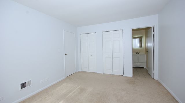 521 73rd Street 105, Downers Grove, IL 60516