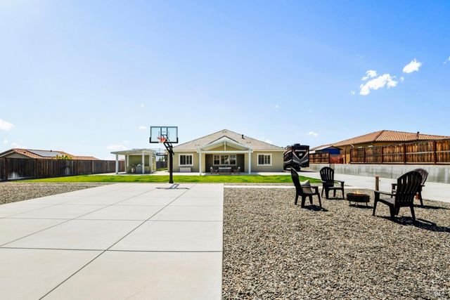 6006 Peacock Ct, Vacaville, CA 95688