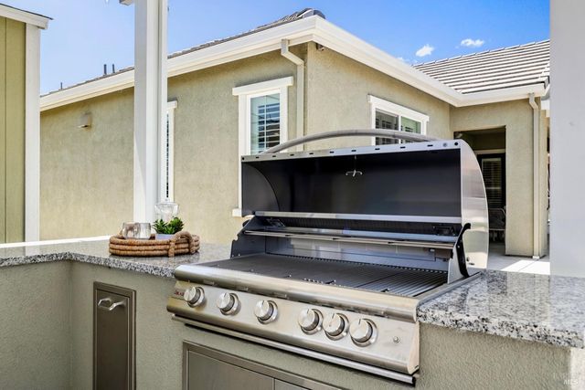 6006 Peacock Ct, Vacaville, CA 95688