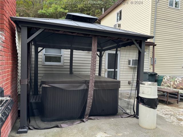 736 Mile Fork Road, Charleston, WV 25312