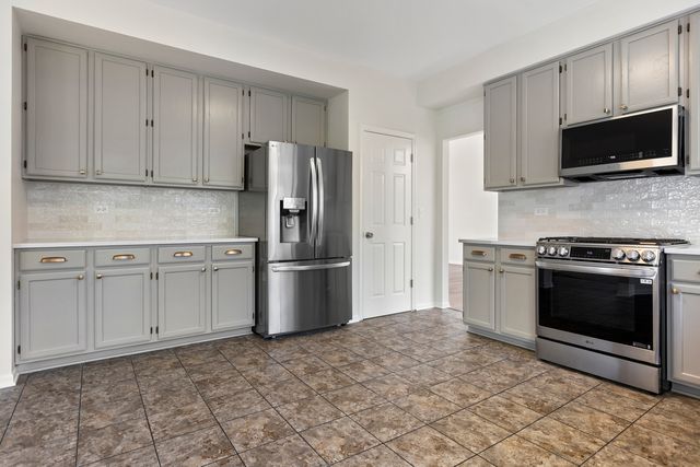 1133 Heavens Gate Drive, Lake In The Hills, IL 60156