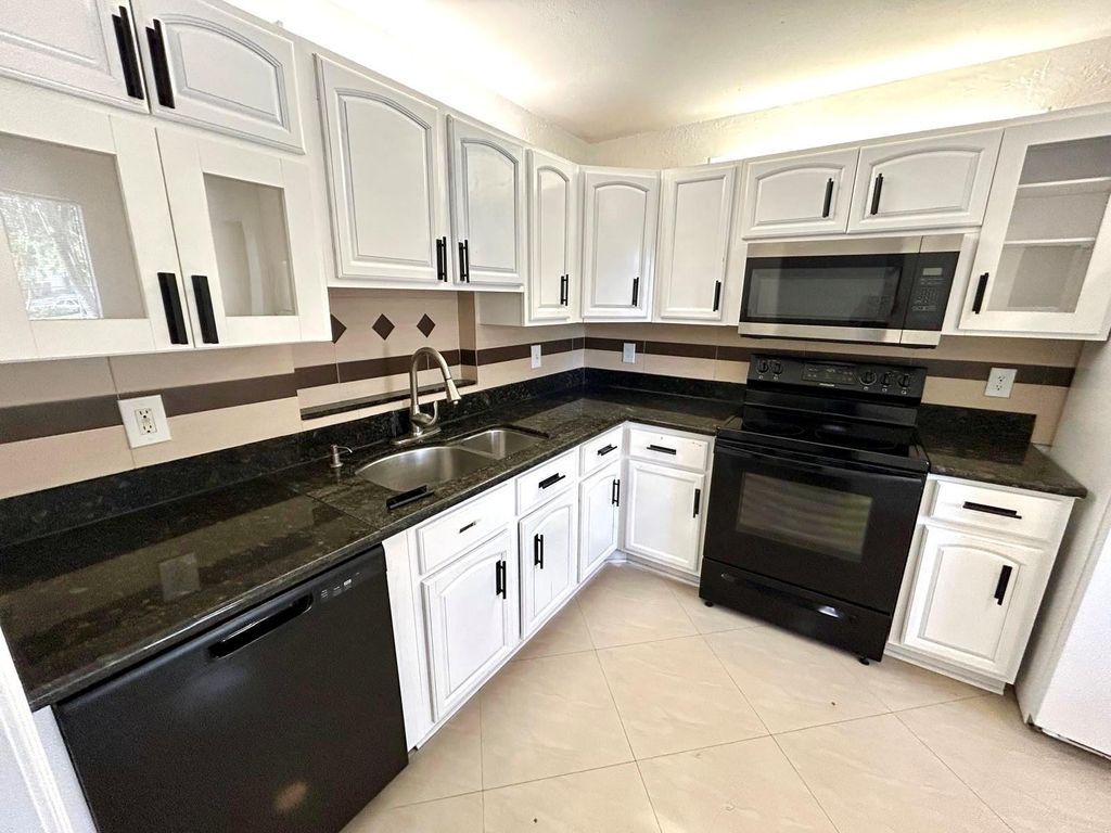 7931 Southgate Boulevard E8, North Lauderdale, FL 33068