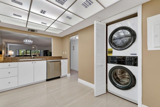 3300 Twin Lakes Terrace 102, Fort Pierce, FL 34951