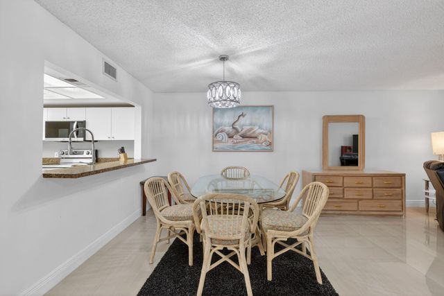 3300 Twin Lakes Terrace 102, Fort Pierce, FL 34951