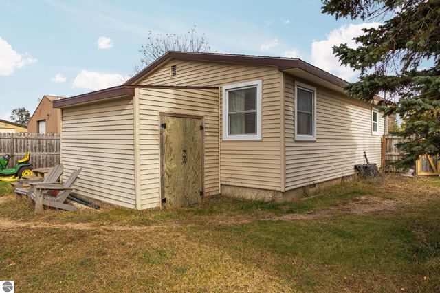 204 S Chestnut Street, Kalkaska, MI 49646