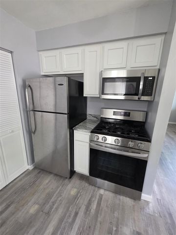27041 Brettonwoods Street, Madison Heights, MI 48071