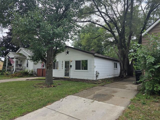 27041 Brettonwoods Street, Madison Heights, MI 48071