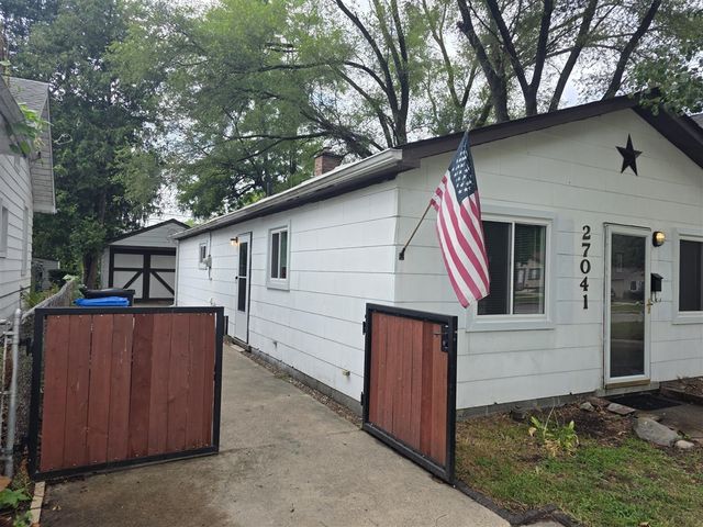 27041 Brettonwoods Street, Madison Heights, MI 48071