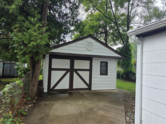 27041 Brettonwoods Street, Madison Heights, MI 48071