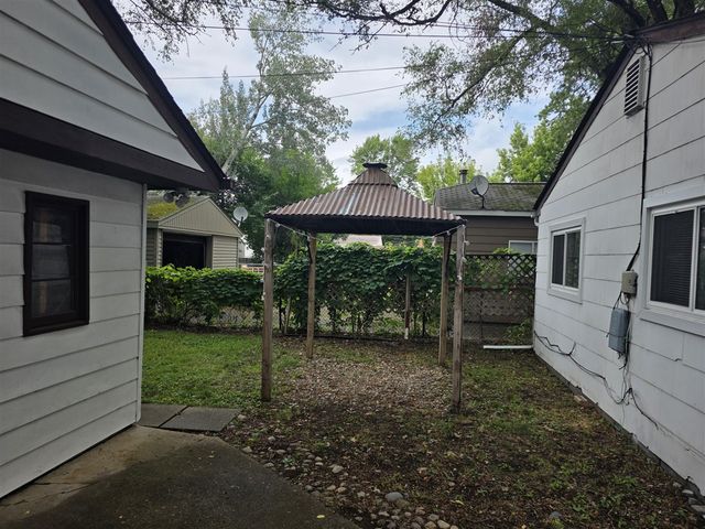 27041 Brettonwoods Street, Madison Heights, MI 48071