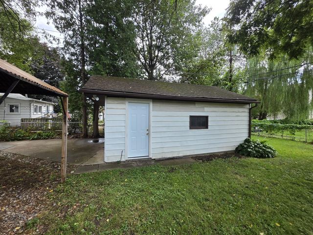 27041 Brettonwoods Street, Madison Heights, MI 48071