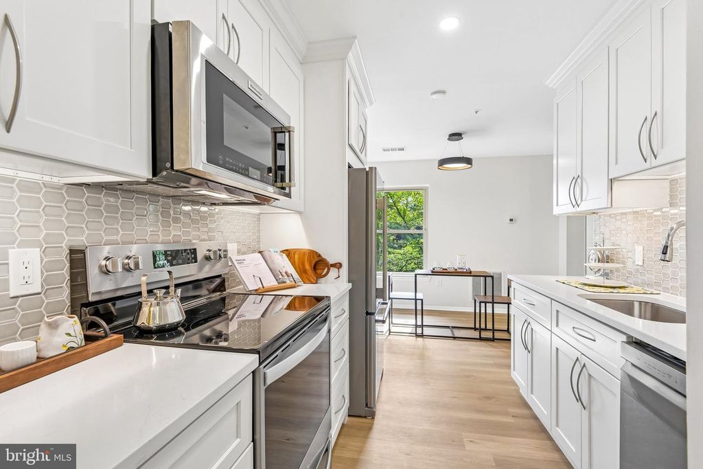 Image 12 of property listing at 18503 SWEET AUTUMN DR #303, Gaithersburg, MD 20879