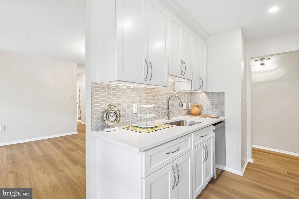 Image 14 of property listing at 18503 SWEET AUTUMN DR #303, Gaithersburg, MD 20879