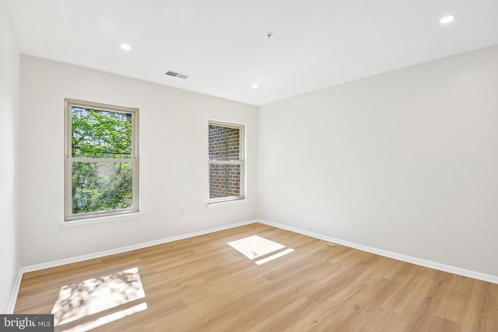 Image 16 of property listing at 18503 SWEET AUTUMN DR #303, Gaithersburg, MD 20879