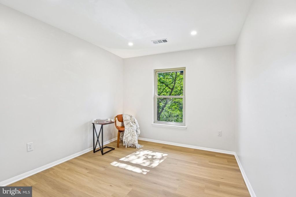 Image 18 of property listing at 18503 SWEET AUTUMN DR #303, Gaithersburg, MD 20879