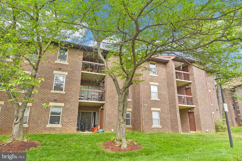 Image 2 of property listing at 18503 SWEET AUTUMN DR #303, Gaithersburg, MD 20879