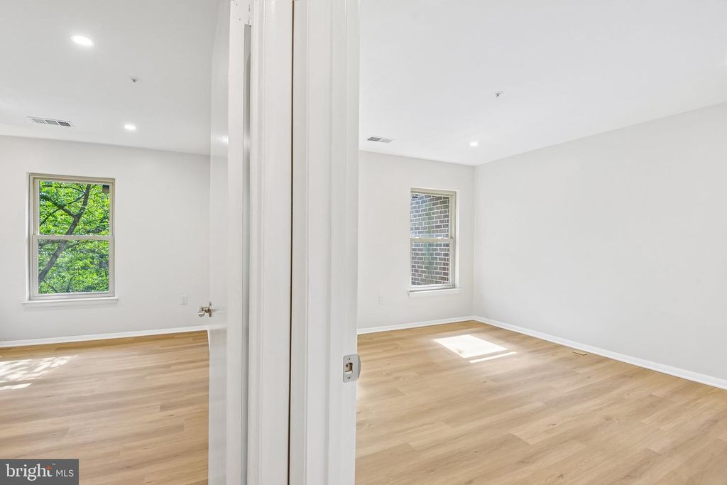 Image 22 of property listing at 18503 SWEET AUTUMN DR #303, Gaithersburg, MD 20879