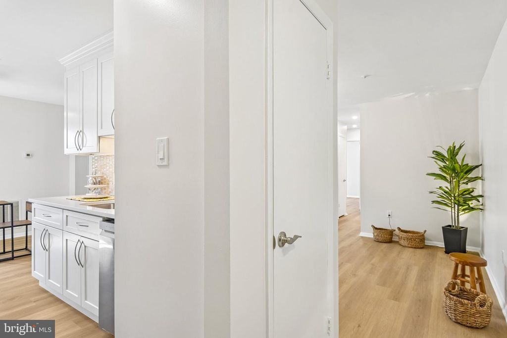 Image 4 of property listing at 18503 SWEET AUTUMN DR #303, Gaithersburg, MD 20879