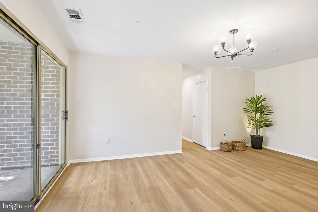 Image 5 of property listing at 18503 SWEET AUTUMN DR #303, Gaithersburg, MD 20879