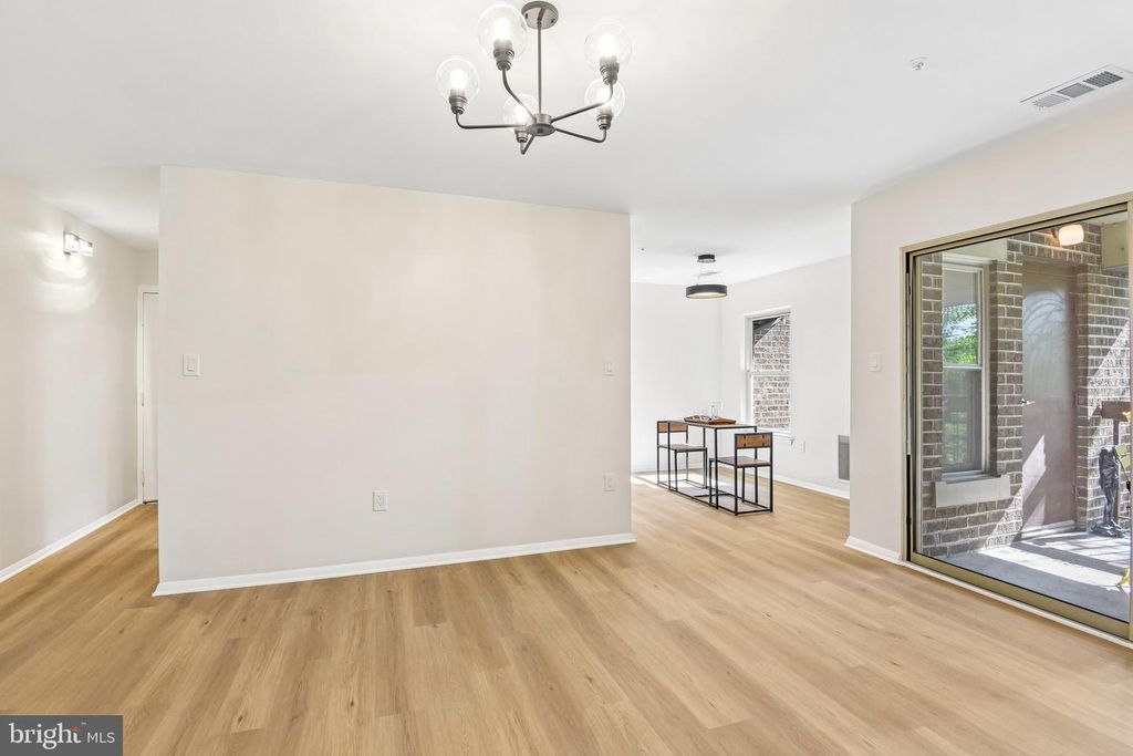 Image 6 of property listing at 18503 SWEET AUTUMN DR #303, Gaithersburg, MD 20879