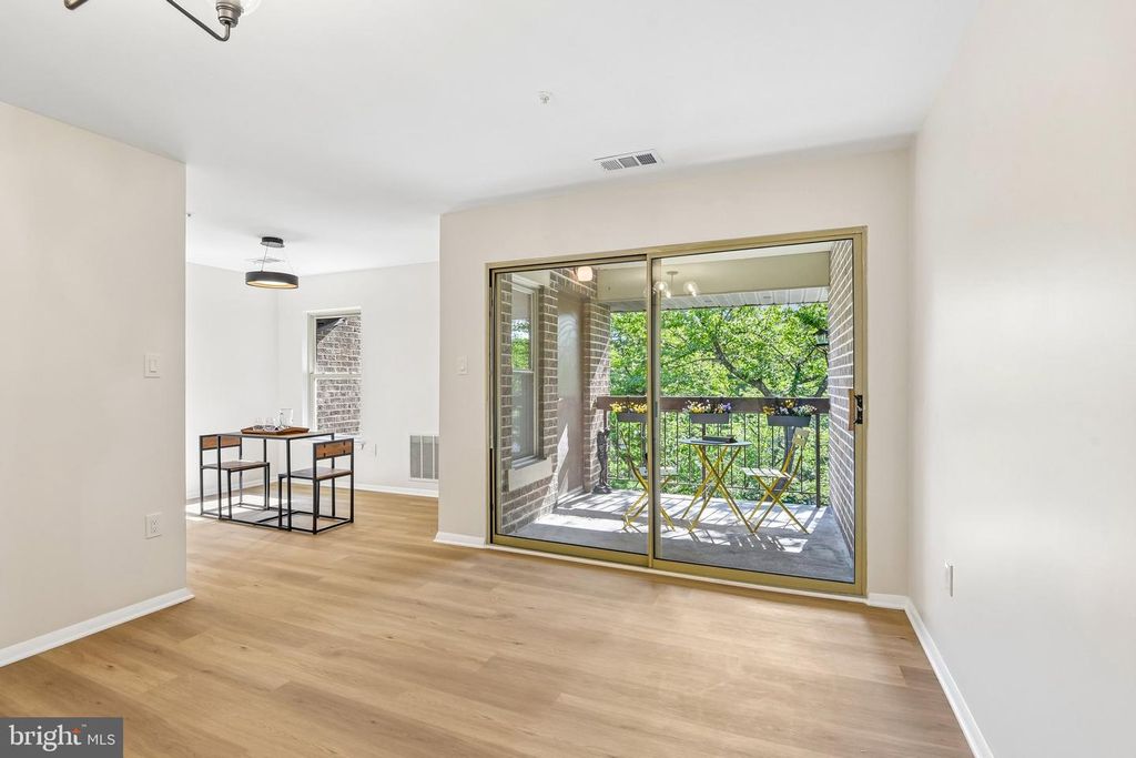 Image 8 of property listing at 18503 SWEET AUTUMN DR #303, Gaithersburg, MD 20879