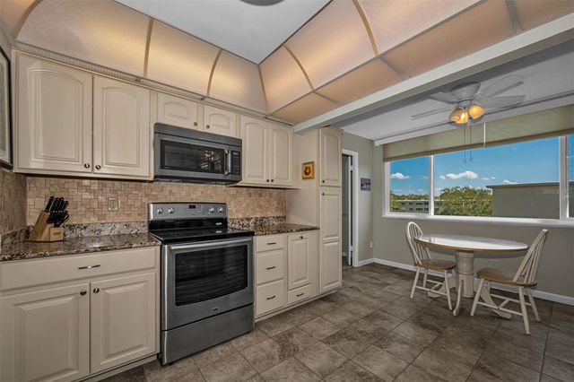 4915 BAY STREET NE 327, St Petersburg, FL 33703