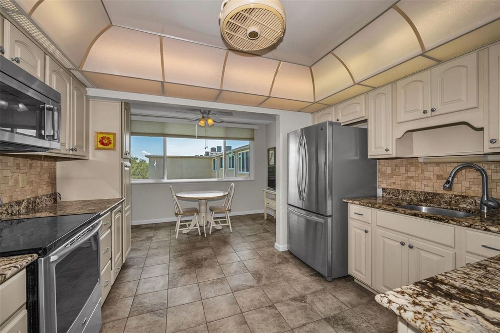 Image 12 of property listing at 4915 BAY STREET NE 327, St Petersburg, FL 33703