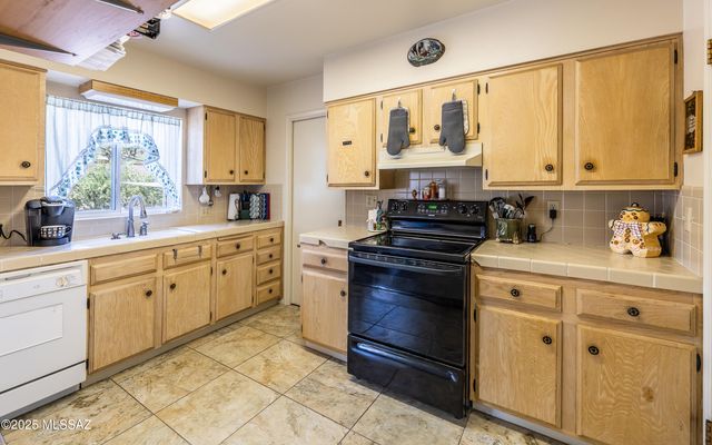 130 E Los Arcos, Green Valley, AZ 85614